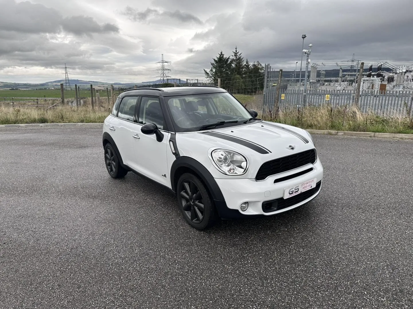 White, black roof MINI Countryman, photo 1 of 20
